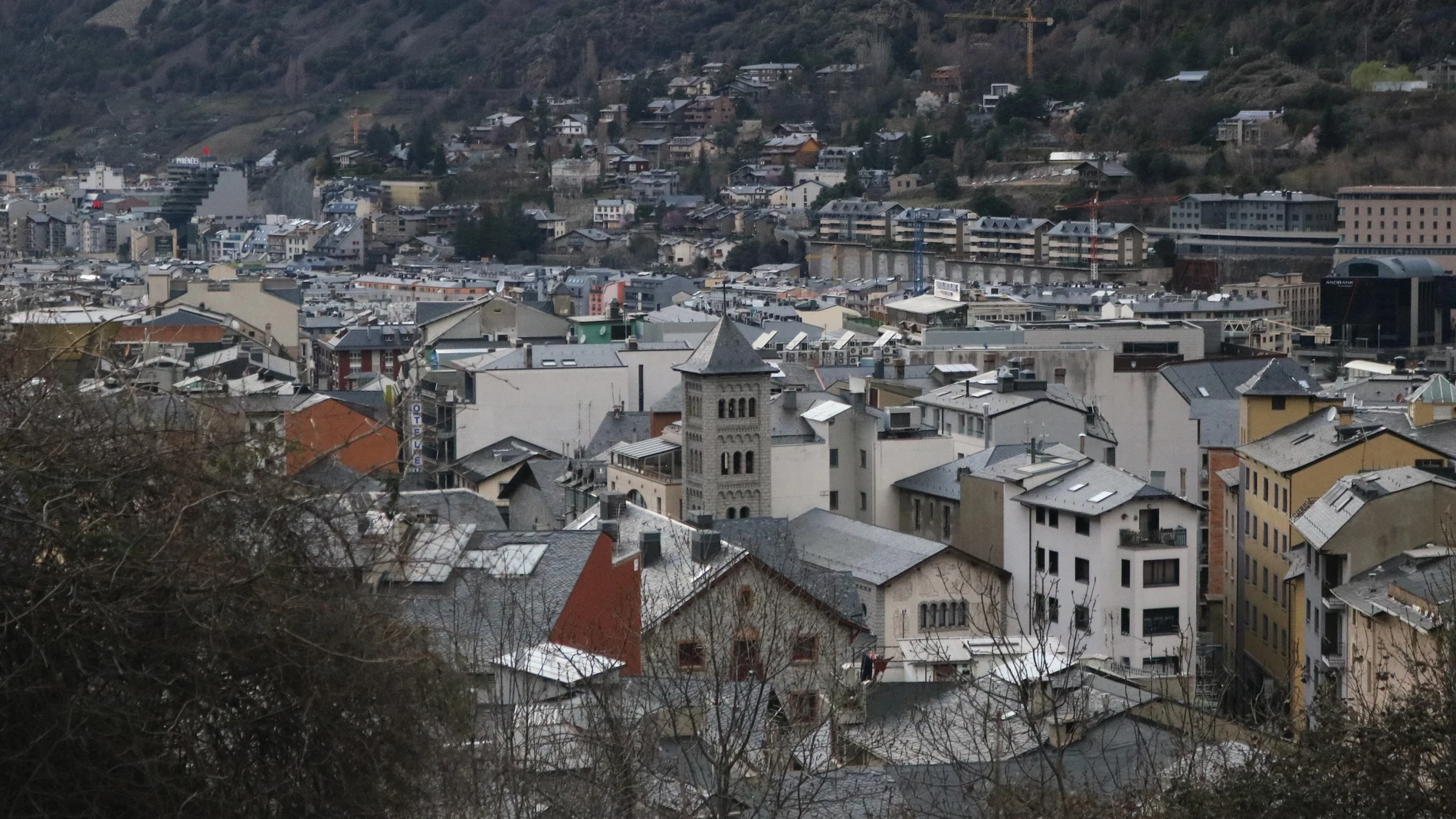 Los núcleos de Escaldes-Engordany y Andorra la Vella vistos desde la carretera que los une con Encamp.
