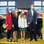 Los reyes Felipe VI (d) y Letizia (i), junto a la princesa Leonor (2d) y la infanta Sofía (2i), este jueves durante su visita a la denominada FPABRICA.