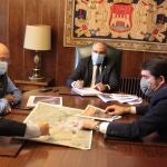 El alcalde de Ponferrada, Olegario Ramón, y el consejero de Fomento y Medio Ambiente, Juan Carlos Suárez-Quiñones, en la reunión mantenida en el Consistorio