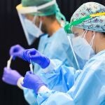 Personal del Servicio Andaluz de Salud realizan test rápidos a vecinos de la localidad sevillana de Utrera