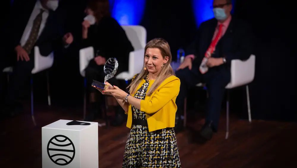 La escritora Eva García Sáenz de Urturi sostiene su premio tras ser galardonada con el Premio Planeta 2020 por su novela 'Aquitania'