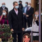 Los reyes Felipe VI y Letizia, junto a la princesa Leonor y la infanta Sofía saludan al público que les esperaba a su llegada al hotel de La Reconquista de Oviedo