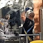 Operarios retiran la placa dedicada a Largo Caballero en la casa en la que vivió, en Chamberí, el 15 de octubre de 2020