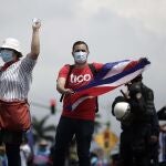 Cientos de personas protestaron por las inmediaciones del aeropuerto Juan Santamaría, este miércoles, en San José (Costa Rica).