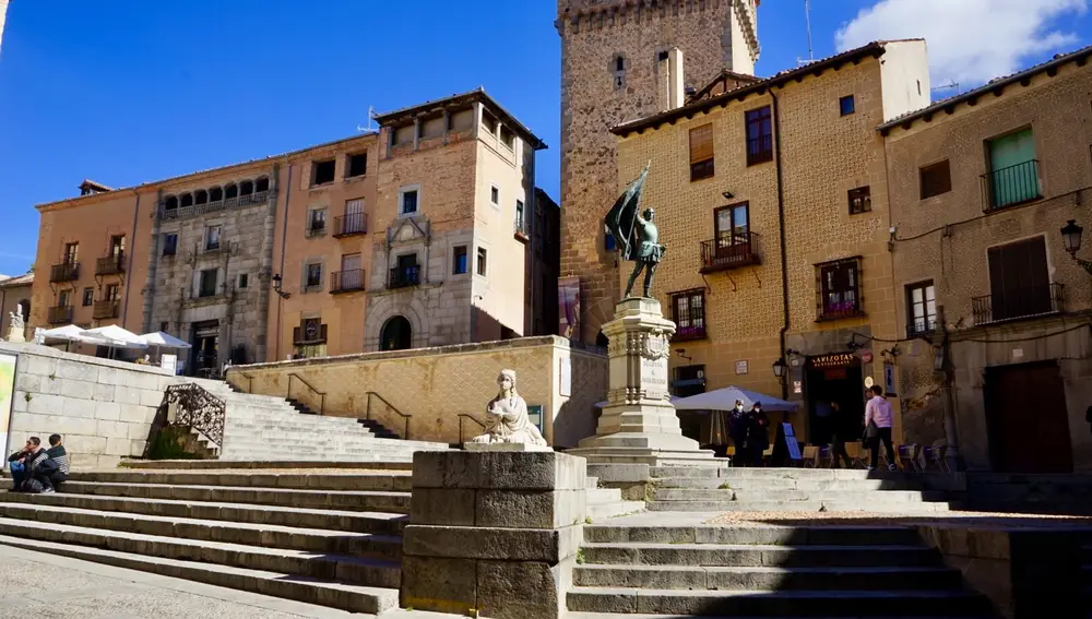 La Plaza de Medina del Campo y la estatua de Juan Bravo.