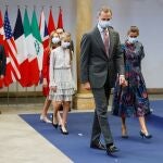 OVIEDO, 16/10/2020.- Los reyes Felipe VI y Letizia y su hijas la princesa Leonor (3d) y la infanta Sofía (2-i) llegan al Hotel Reconquista de Oviedo para mantener una audiencia con los galardonados con los premios Princesa de Asturias, este viernes . EFE/Ballesteros POOL