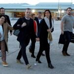 El ex presidente del F.C. Barcelona Sandro Rosell (3i), acusado de blanquear 20 millones de euros de la Confederación Brasileña de Fútbol, saliendo de la cárcel junto a su familia, antes de acabar su juicio tras la decisión del tribunal de la Audiencia Nacional. EFE/Paolo Aguilar