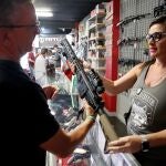 Un hombre observa un fusil en una tienda de armas en Florida (Foto de ARCHIVO)01/01/1970