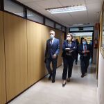 El delegado del Gobierno en Castilla y León, Javier Izquierdo, y la consejera de Familia e Igualdad, Isabel Blanco, momentos antes de firmar el protocolo de actuación conjunta