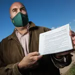 Frontera, que tiene una orden de alejamiento de 500 metros de la vivienda de Iglesias, muestra la querella que interpuso contra él el líder de Podemos