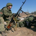 Soldados pro rusos en la autoproclamada república de Donetsk en Ucrania, durante ejercicio militares