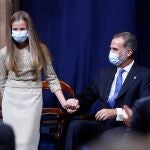 El Rey Felipe VI y la princesa Leonor durante la ceremonia de entrega de los Premios Princesa de Asturias