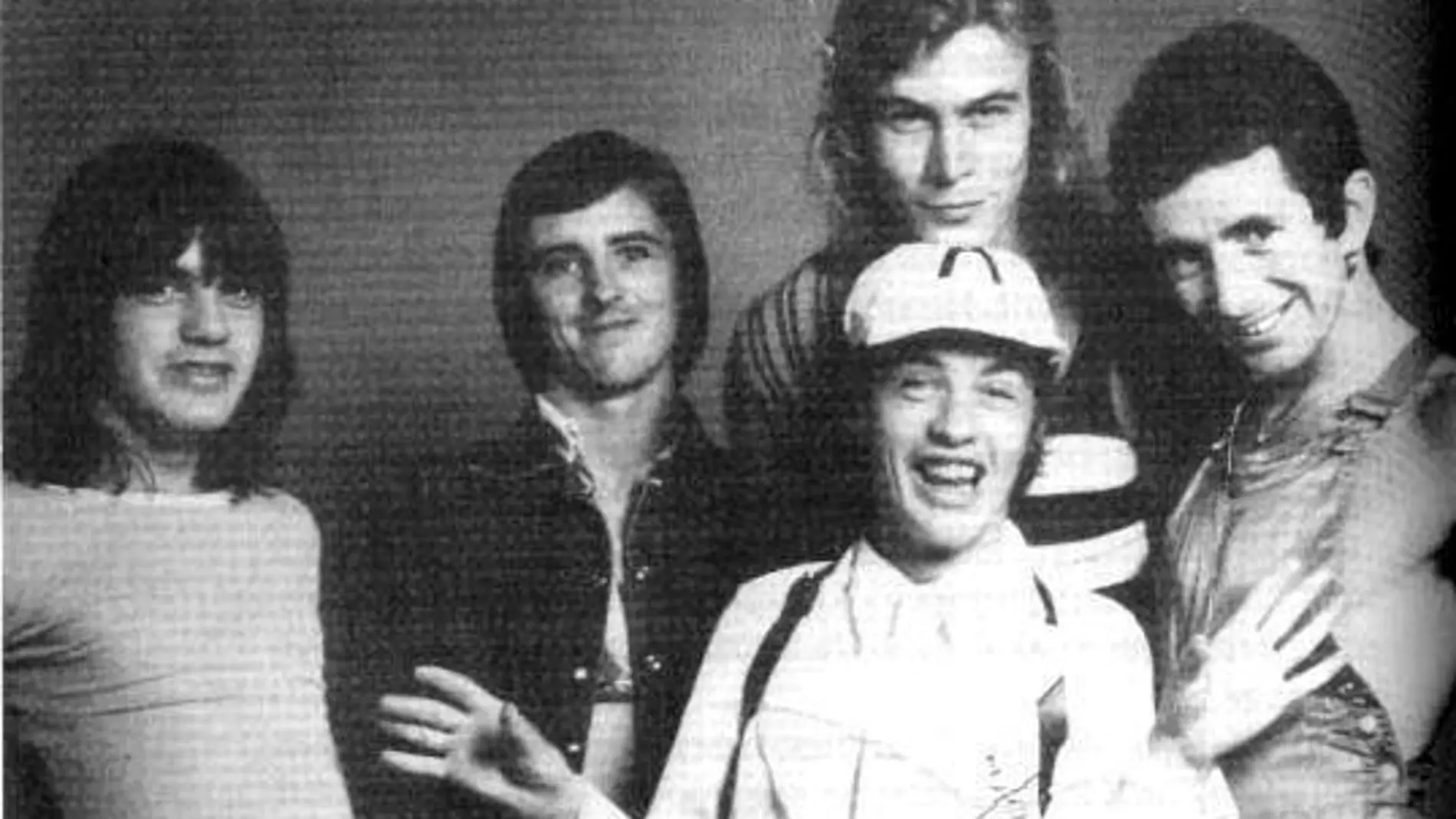 De izquierda a derecha y de arriba a abajo: Malcolm Young, Phil Rudd, Paul Matters, Angus Young y Bon Scott