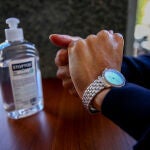 Una persona se desinfecta las manos con gel hidroalcohólico