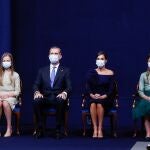 Los Reyes, acompañados de la princesas Leonor (i) y la infanta Sofía durante la ceremonia de entrega de los Premios Princesa de Asturias