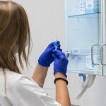 Una enfermera prepara una vacuna de la gripe en el un centro de atención primaria de Figueras, Gerona (Cataluña)