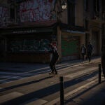 Una persona circula en monopatín por una calle de Barcelona