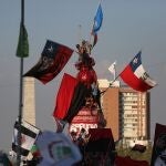 Miles de personas se manifiestan durante una protesta en Plaza Italia en contra del gobierno de Sebastián Piñera