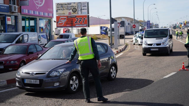 Un agente de la Guardia Civil realiza un control en Salamanca
