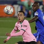 Allan Nyom intenta detener a Dest en el Getafe-Barcelona