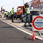 Agentes de la Policía Nacional controlan accesos y salidas de la ciudad para vigilar la movilidad después de arrancar esta medianoche el confinamiento en la capital charra