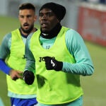 Nyom, en el calentamiento previo al Getafe-Barcelona