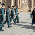 Miembros de la Guardia Civil, que por vez primera no realizar actos públicos con motivo de la celebración de su patrona, la Virgen de El Pilar, a su salida de misa en la basilica catedral de El Pilar, este viernes. El alcalde de Zaragoza, Jorge Azcón, ha emitido un bando para recordar que este año no hay Fiestas del Pilar y ha pedido a los ciudadanos que sean "solidarios", "conscientes", "responsables" y que eviten comportamientos que ayuden a la propagación de la pandemia.