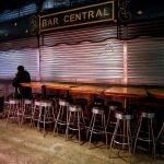 Aspecto de un establecimiento en el Mercado de la Boquería de Barcelona tras el cierre, durante al menos quince días, de bares y restaurante