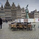 La plaza histórica de Amberes con apenas gente caminando