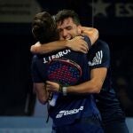 La pareja española formada por Juan Lebrón y Alejandro Galán celebra su victoria en la final masculina del Estrella Damm Barcelona Master disputada este domingo ante los argentinos Franco Stupaczuk y Sanyo Gutierrez