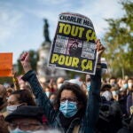 La imagen, que data de octubre de 2020, muestra una manifestación en París, Francia, por el ataque a Samuel Paty, que fue decapitado por un joven tras enseñar una camiseta de Charlie Hebdo. EFE