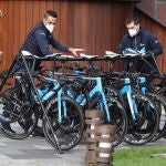 Alejandro Valverde, del equipo Movistar Team, observa cómo los mecánicos del equipo preparan las bicicletas antes de entrenar este domingo en la localidad guipuzcoana de Irun, donde comienza el próximo martes