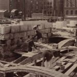 Guastavino, a la derecha y con sombrero, supervisando la construcción de la Biblioteca de Boston