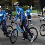 Los corredores de Movistar se preparan para salir a entrenar en los alrededores de Irún