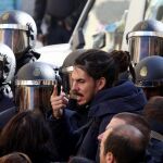 Alberto Rodriguez, diputado de Unidas Podemos, durante un desahucio en Madrid.