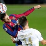El defensa francés del FC Barcelona Clément Lenglet, uno de los que ha renovado su contrato, salta por el balón con Kharatin, del Ferencvaros
