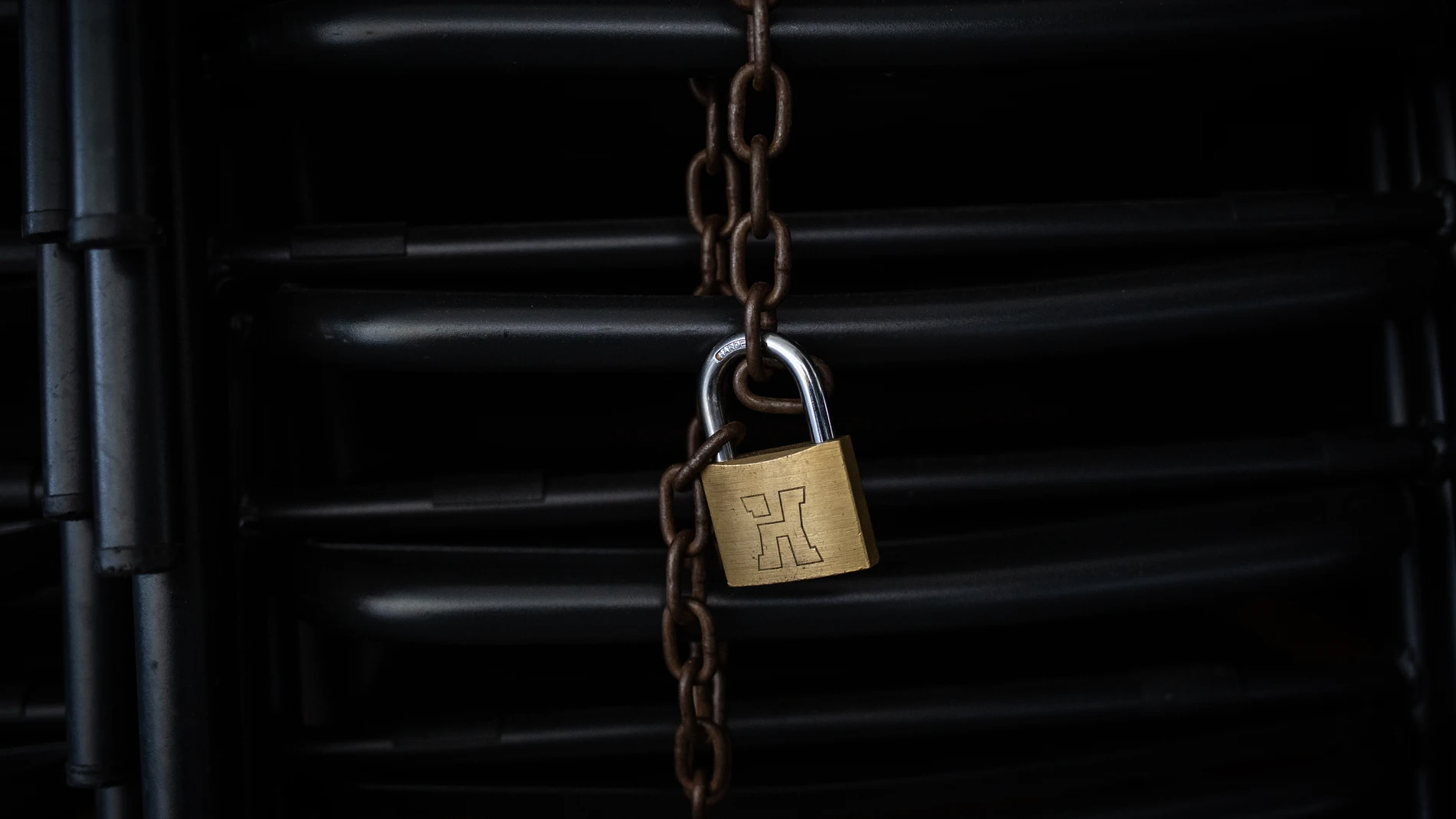 Candado en las sillas de una terraza de un bar cerrado durante la primera ola de la pandemia