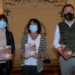 El alcalde de Valladolid, Óscar Puente, junto a la concejala de Cultura y Turismo, Ana Redondo, y la presidenta de la Fundación Miguel Delibes, Elisa Delibes (c), presentan este martes en Valladolid el libro "Así conocí a Delibes"