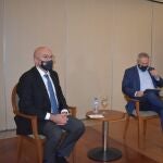 El consejero de Agricultura, Ganadería y Desarrollo Rural, Jesús Julio Carnero, en el I Foro Sectorial 'Ponferrada abierta a la agricultura y al mundo rural', junto al director del Diario de León, Joaquín S. Torné, y el edil del PP en el Ayuntamiento de PonferradaJCYL20/10/2020