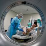 Un paciente con Covid-19 recibe atención médica este martes en el área Etterbeek-Ixelles del hospital Iris Sud Hospitals de Bruselas, Bélgica