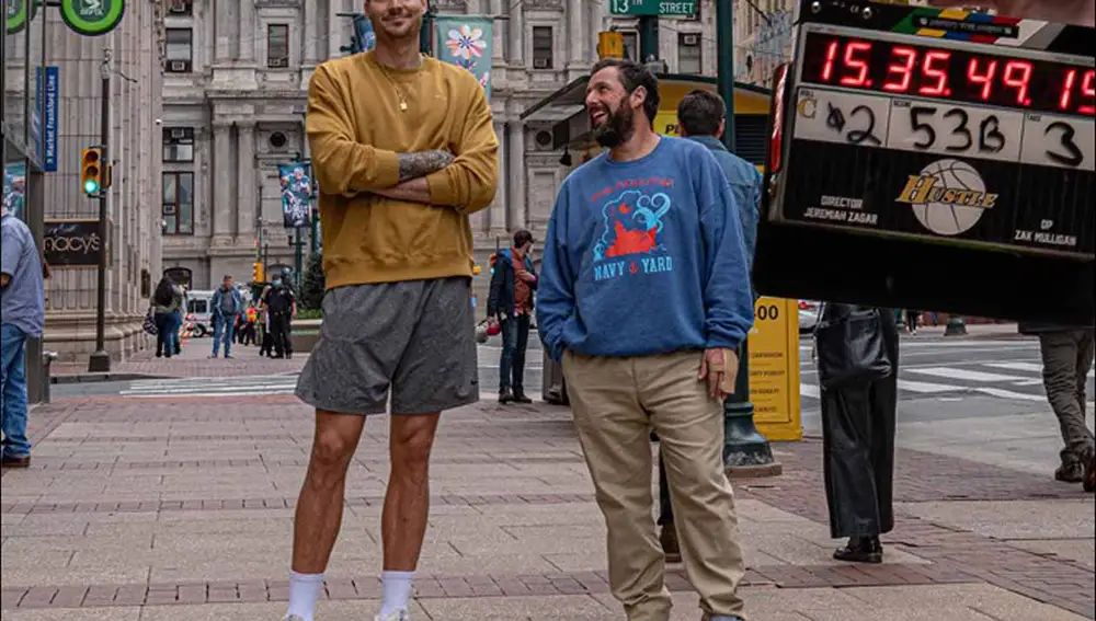 Juancho Hernangómez, junto a Adam Sandler.