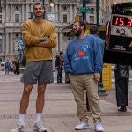 Juancho Hernangómez, junto a Adam Sandler.