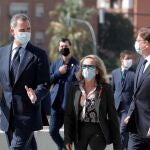 El Rey Felipe VI conversa con el presidente de la Generalitat, Ximo Puig (dcha), y la ministra de Economía, Nadia Calviño, a su llegada para la clausura del congreso CEDE en Valencia