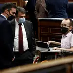 El presidente del Gobierno, Pedro Sánchez, el portavoz del PNV Aitor Esteban, y el portavoz de Unidas Podemos Pablo Echenique, en el Congreso