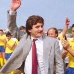 Sito Miñanco saluda a los jugadores del Cambados y a la afición en el Campo Municipal de Burgáns