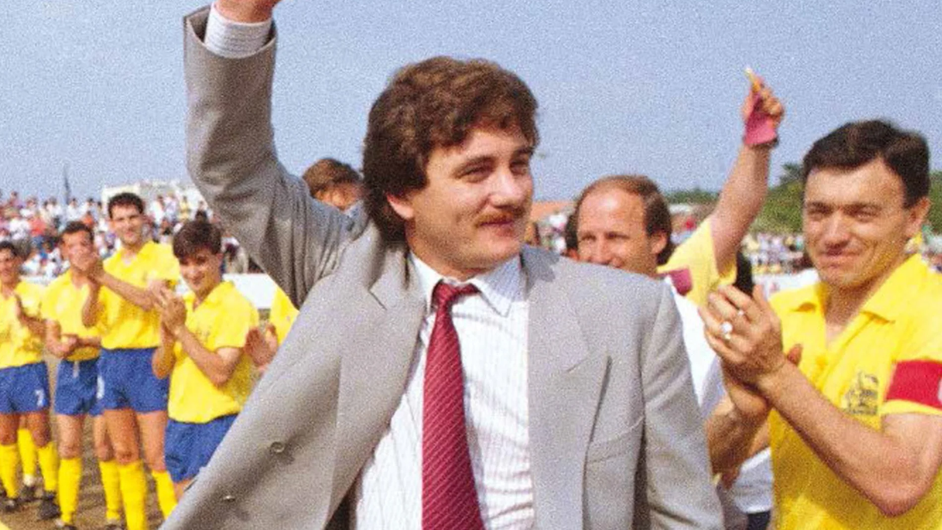 Sito Miñanco saluda a los jugadores del Cambados y a la afición en el Campo Municipal de Burgáns