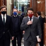 Los diputados del PP, Teodoro García Egea (d) y Pablo Montesinos, a su llegada al debate de la moción de censura presentada por Vox contra el gobierno de coalición, este miércoles en el Congreso de los Diputados