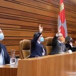 Los procuradores populares y de Ciudadanos de la Mesa de las Cortes votan a favor de que se mantenga la caza también en situaciones excepcionales