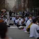 Profesionales sanitarios se sientan en el suelo de la Calle de Balmes con Gran Vía de les Corts Catalanes en una concentración de Médicos Internos Residentes (MIR) en Barcelona, en una imagen de archivo