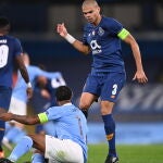 Sterling y Pepe, en la polémica jugada del central del Oporto en el partido de Champions